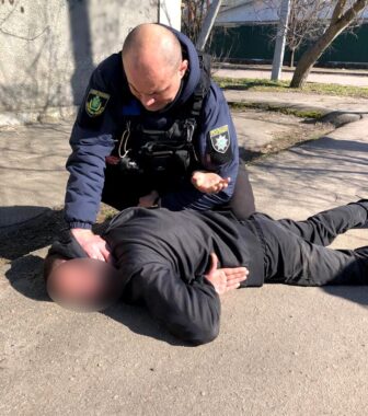 В Херсоні поліцейський затримав кривдника пенсіонерки