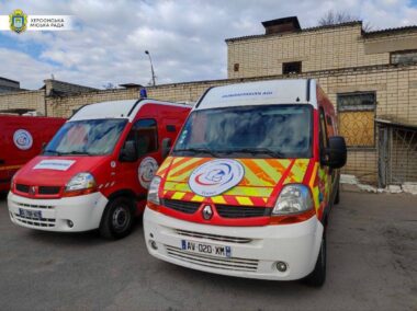 Лікарні Херсона отримали 3 авто швидкої допомоги (ФОТО)