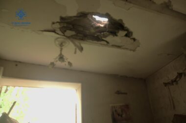 РФ нанесла удар по багатоквартирному будинку у Херсоні: фото наслідків