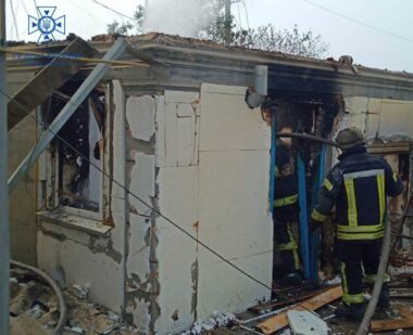 Росіяни нанесли удар по селищу під Херсоном: ФОТО наслідків