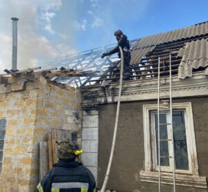 У Антонівці через обстріли спалахнув будинок (ФОТО)