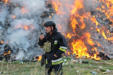 На Херсонщині на сміттєзвалищі сталася масштабна пожежа: гасили десятки рятувальників (ФОТО)