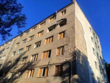 Рашисти вбили двох людей: наслідки російського масованого обстрілу Херсону (ФОТО)