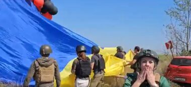 У Херсоні запустили український прапор в бік окупований територій (ВІДЕО)