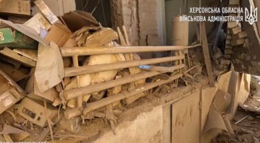 “Під вогнем – житлові квартали”: показано наслідки удару по Херсону (ВІДЕО)