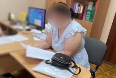 На Херсонщині колаборантка брала участь в організації фейкового “референдуму” РФ (ФОТО)