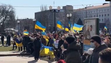 Судитимуть 14 військовослужбовців рф, які розганяли учасників мирних акцій у Херсоні