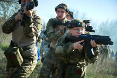 Українських дітей з окупації вже вчать воювати проти України