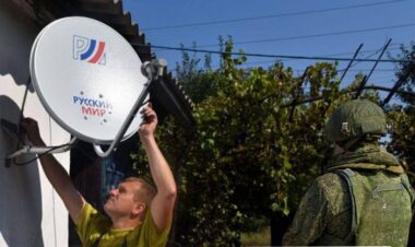 В окупації росіяни відбирають у людей українські телевізійні антени