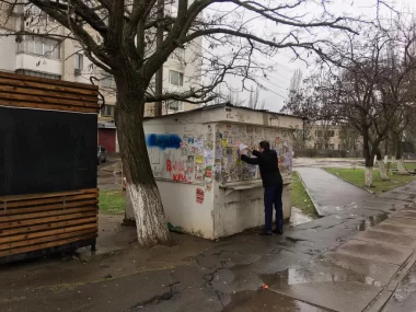 В Херсоне демонтируют временные сооружения