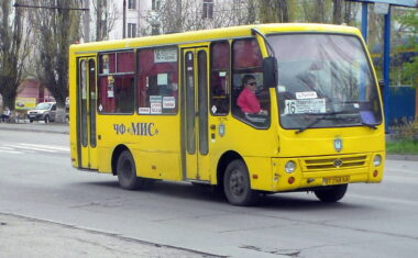 Херсонські автобуси хочуть заклеїти захисною плівкою