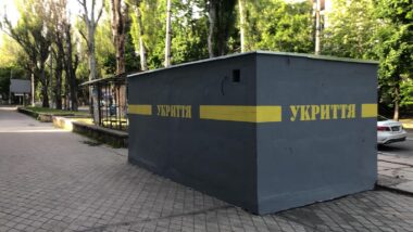 МВА запитує у херсонців, де поставити нові укриття