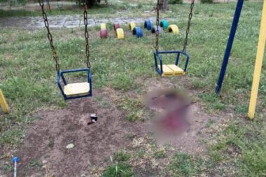Трирічну дівчинку, поранену під час обстрілу дитмайданчика, евакуюють до “Охматдиту”