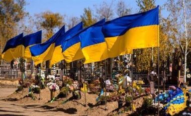 Ритуальная служба Херсона закупает более 900 флагов для могил